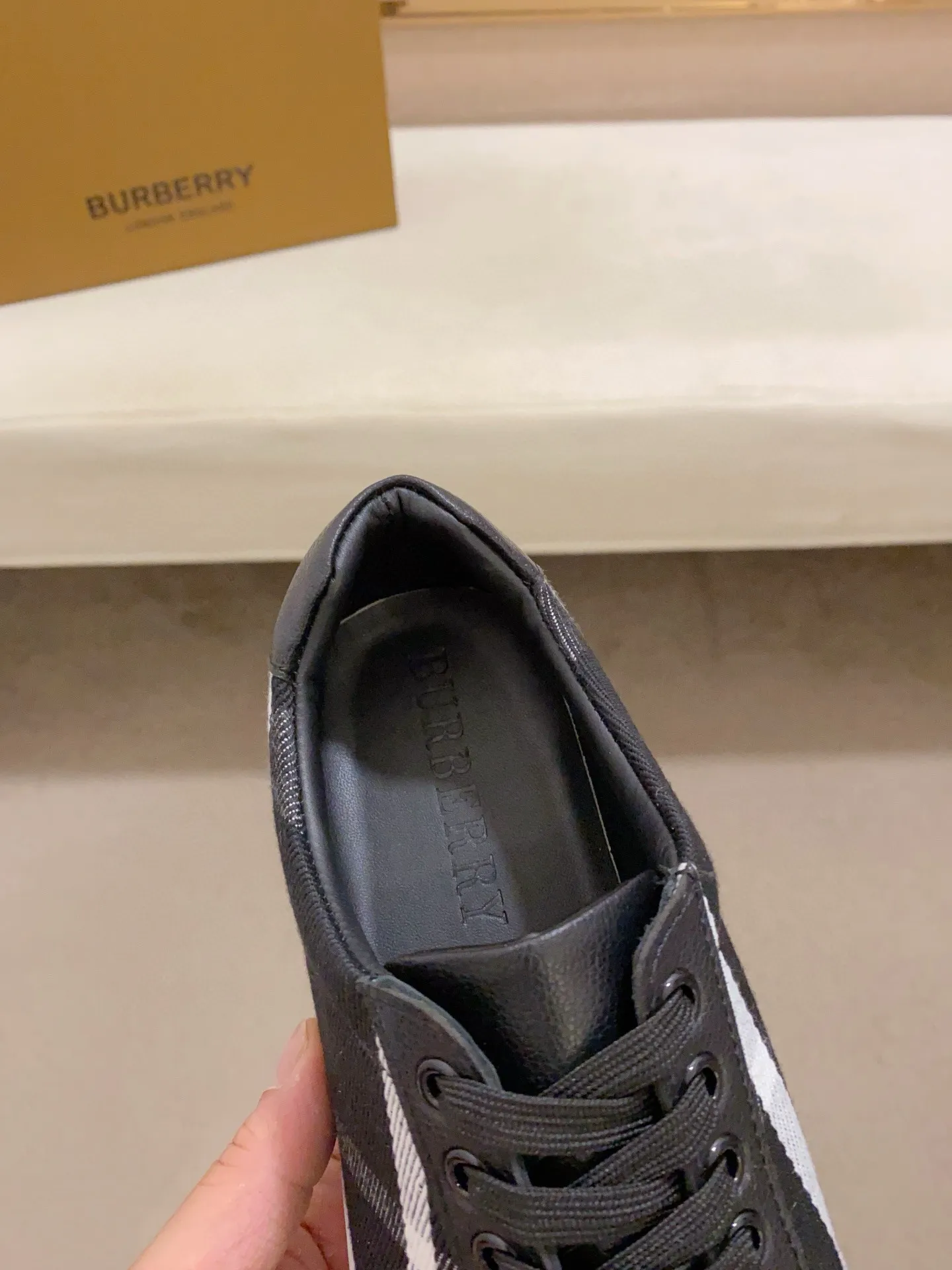 Men's shoes 💰: 400💰🥳◾️▫️The new Burberry men's classic low-top sneakers are reinterpreted with Vintage retro plaid cotton material and calfskin, decorated with a new brand logo. First-layer sheepskin lining, embossed Burberry logo on the heel, and original TPU outsole! Code number: 38-44. Can be customized45
